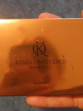 Kenia Ontiveros Beauty Glam Kit - Velvet Textured Mirrored Lid Multi Functional